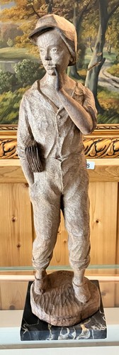 Zeitungsjunge holzskulptur - zeitungsjunge,